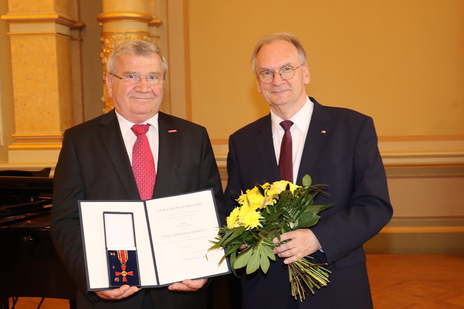 Ministerpräsident Dr. Reiner Haseloff überreicht Konrad Zahn aus Gommern das Bundesverdienstkreuz. 