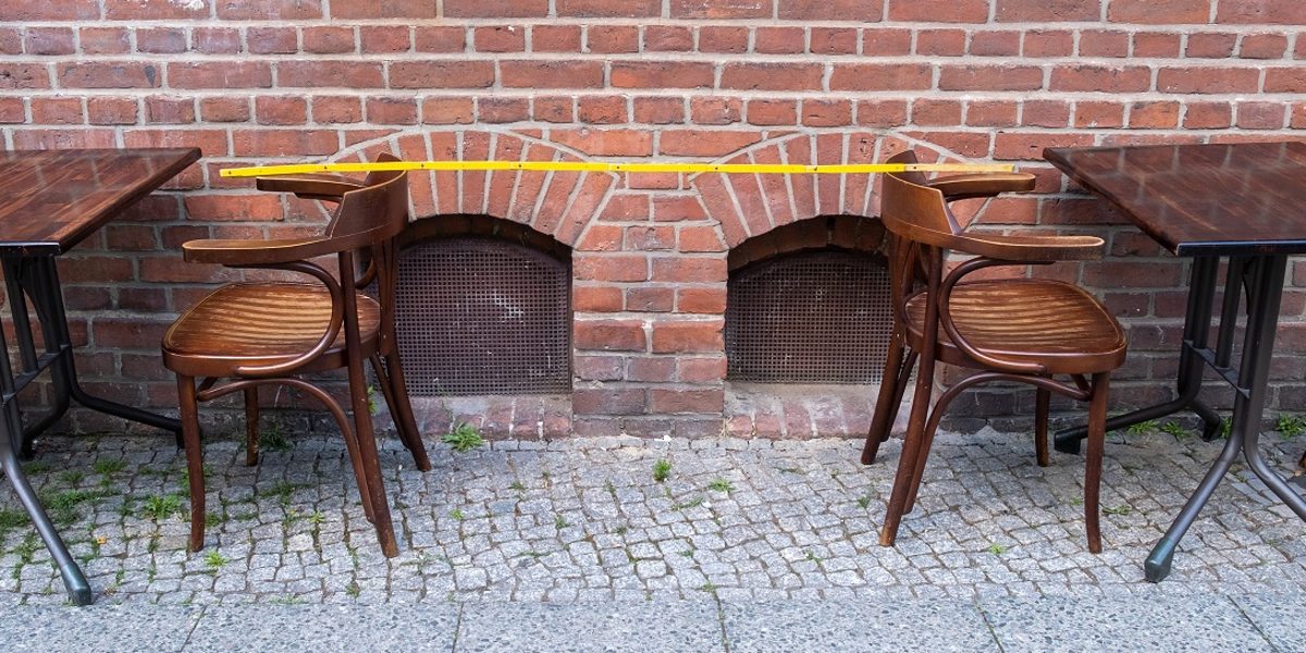 Coronakrise Stühle Abstand