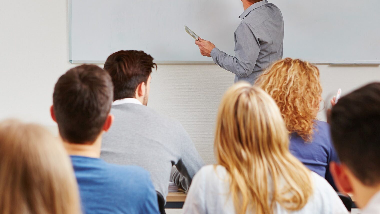 Dozent steht an der Tafel im BWL-Seminar an der Uni Schlagwort(e): Universität, lernen, Unterricht, Lehrer, Dozent, Tafel, Mann, Studium, Management, BWL, Studenten, Frau, Team, Wirtschaft, Mathematik, Gruppe, Frauen, Student, Schüler, Männer, Bildung, Kurs, Lehrgang, Weiterbildung, Examen, Fernstudium, Azubi, Auszubildende, Studiengang, duales, Fachhochschule, Jugendliche, Teenager, Uni, Schule, College, Klassenzimmer, Klasse, studieren, Schulung, Workshop, Seminar, Klassenraum, Akademie, Ausbildung, Wissen, glücklich, multikulturell, Leute, Menschen, universitt, lernen, unterricht, lehrer, dozent, tafel, mann, studium, management, bwl, studenten, frau, team, wirtschaft, mathematik, gruppe, frauen, student, schler, mnner, bildung, kurs, lehrgang, weiterbildung, examen, fernstudium, azubi, auszubildende, studiengang, duales, fachhochschule, jugendliche, teenager, uni, schule, college, klassenzimmer, klasse, studieren, schulung, workshop, seminar, klassenraum, akademie, ausbildung, wissen, glcklich, multikulturell, leute, menschen